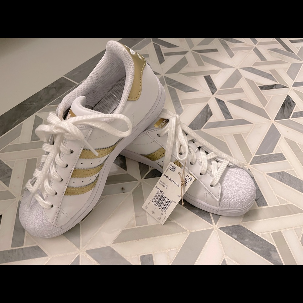 NWT Size 6.5 (fits like 7.5) Adidas Superstar with gold stripes